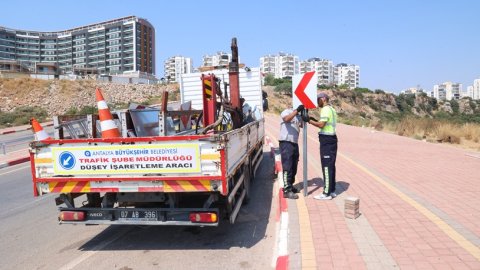 Antalya Büyükşehir’den sinyalizasyonlar ve trafik uyarı levhalarına genel bakım