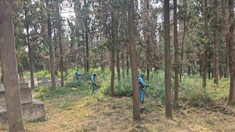 Kocaeli Büyükşehir Belediyesi'nden İzmit'te mezarlıklarda bakım ve temizlik çalışması
