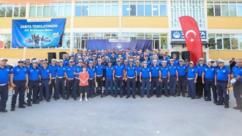Tahir Büyükakın zabıta yeleğini giydi, telsizle teşkilatın 200. kuruluş yılını kutladı