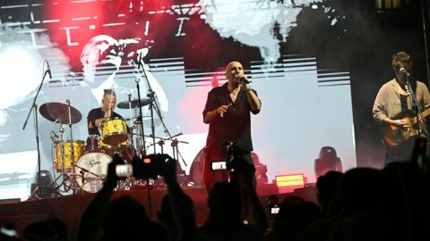 Manisa Büyükşehir Belediyesi Gördes'in kurtuluşunu Gripin konseri ile kutladı