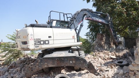 Konak Belediyesi metruk yapıları tek tek yıkmaya devam ediyor