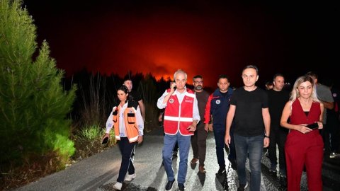 Kepez Belediyesi'nden yangına karşı 100 personel ve 20 araçla müdahale
