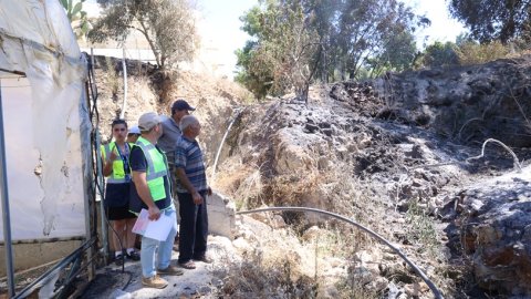 Antalya Büyükşehir Belediyesi ekipleri yangının izlerini silmek için sahada