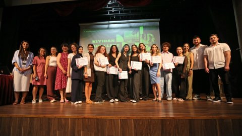 Karşıyaka Belediyesi'nin 5. Öğrenci Yaz Okulu tamamladı