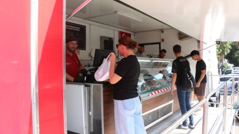 Antalya Büyükşehir Belediyesi Halk Et Mobil Satış Tırı her gün farklı ilçede hizmet veriyor