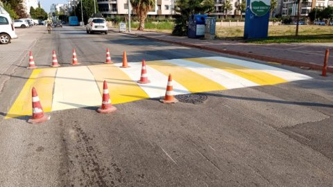 Konyaaltı Belediyesi güvenli ulaşım için kasisler boyanıyor