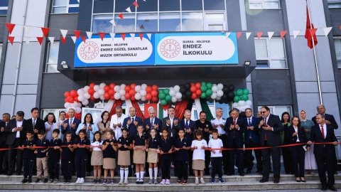 Bursa Büyükşehir Belediye Başkan Vekili Şahin Biba öğrencilerin ilk ders heyecanına ortak oldu