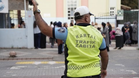 Kartal Belediyesi zabıtasından okul önlerinde güvenli trafik mesaisi