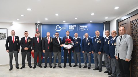 Ahmet Akın makamında gazileri ağırladı: Gazilerimiz her zaman başımızın tacıdır