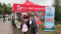 İzmit Belediyesi'nden öğrencilere pizza ve ayran ikramı