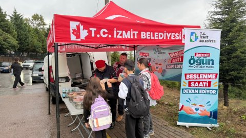 İzmit Belediyesi'nden öğrencilere pizza ve ayran ikramı