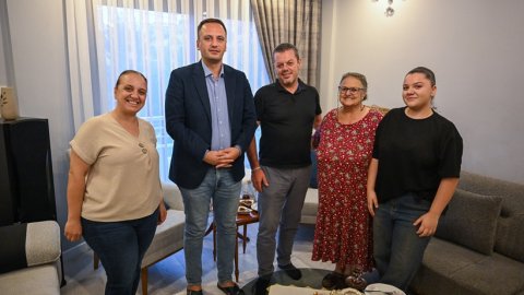 Bornova Belediye Başkanı Ömer Eşki'den evi yanan aileye ziyaret