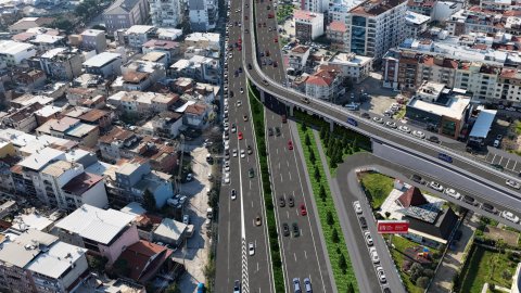 İzmir Büyükşehir Belediyesi'nden iki bulvarı bağlayacak üst geçit