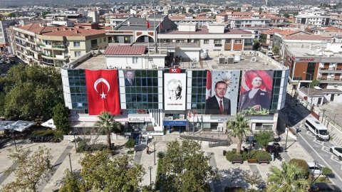 Menderes Belediyesi'nden öğrencilere kırtasiye desteği