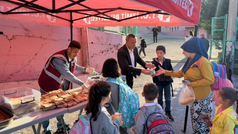İzmit Belediyesi'nden öğrencilere kek ve makarna ikramı