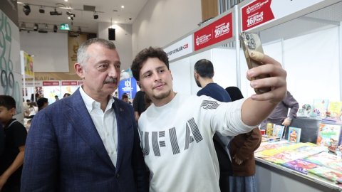 Tahir Büyükakın'dan 1 milyon 59 bin 347 kitapsevere teşekkür