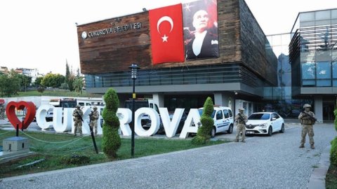 Çukurova Belediyesi'ne operasyon: 44 gözaltı