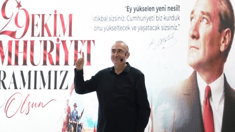 Sunay Akın 'Cumhuriyete Giden Yol' gösterisiyle İzmitlilerle buluştu