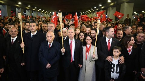 Ankara Büyükşehir Belediyesi'nden Zafer Meydanı’ndan 2. Meclis’e Fener Alayı