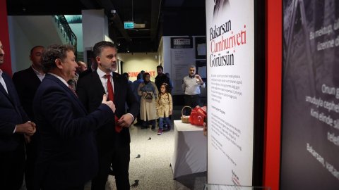 Şahin Biba Bakarsan Cumhuriyeti Görürsün sergisini ziyarete açtı