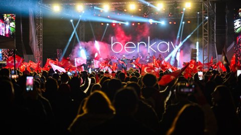 Bursa Büyükşehir Belediyesi 29 Ekim coşkusunu Berkay konseriyle yaşadı