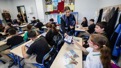 İzmir Büyükşehir Belediyesi'nden öğrencilere deprem çantası ve afet eğitimi