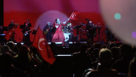 Bayraklı Belediyesi 29 Ekim coşkusunu Candan Erçetin konseriyle yaşattı